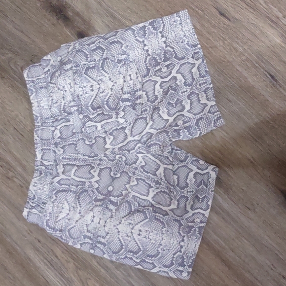 Fresh Prints of Bel-Air shorts animal print Gray - Picture 8 of 10